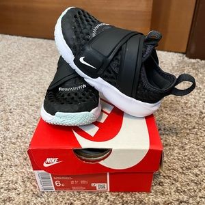BRAND NEW NEVER WORN Toddler Size 6 Nike Flex Advance sneaker
